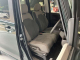 運転席まわりです。運転席からの視界が左右に広く隅々まではっきりと見渡せます!クルマの前端も把握しやすく安心して運転できます!
