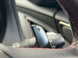 ハンドルの裏に装備されたレバーで、オートマ(AT)車でも指先で直感的にギアチェンジができる機能!