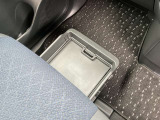助手席の下には、車検証ケースが収まる程の収納があります。