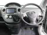 運転席・センターコンソールまわりです。シンプルな飽きのこないデザインとなっております。