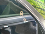 【ブラインドスポットインフォメーション】走行中、ドアミラーの死角になりやすい箇所に後続車が接近するとサイドミラー付近に警告を表示、ドライバーに注意喚起をしてくれます。