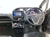 運転席周りのレイアウトをご覧ください。ナビゲーションが綺麗に装着されスッキリ収まってますね!操作スイッチも手が届きやすくわかりやすいです!