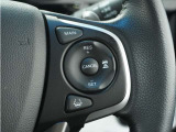 ◆アダプティブクルーズコントロール◆予め設定した車速内でクルマが自動的に加減速。前走車との適切な車間距離を維持しながら追従走行します。【LKAS】車線維持支援システムでステアリング操作を支援。