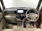 車内は光触媒抗菌消臭施工済です。インパネ周りはスタイリッシュなデザインで機能や装備も充実しています。グローブボックスやカップホルダーのほかにトレーなどたくさんの収納スペースが付いています。