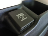 【POWEROUTLET】12V電源ソケットを設置しております。周辺機器の充電にご利用頂けます。