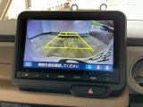 【バックカメラ】運転が苦手な方も車庫入れラクラクです!ギアをリバースに入れれば自動的に切り換わりますので、面倒な操作は不要です♪狭い駐車場もお車を傷つけず安心ですね!