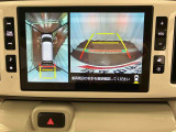 【パノラマモニター】 上から見下ろしたような映像が、運転の不安を軽くします。