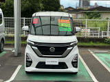 【LEDヘッドライト】見た目のかっこよさももちろんですが、濃霧や暗闇でも見やすくなります。雨の日の運転にも強いお車ですよ☆