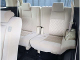 リアシートは分割可倒式になっていますので、長いお荷物も収納できます!!
