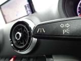 居眠り運転やわき見運転など、万が一車両が道路白線をはみだしそうになると、車がハンドルを自動修正してくれるアウディレーンアシストが装備されております。