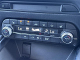 【左右分離型フルオートエアコン】運転席と助手席でそれぞれお好みの温度設定が可能で全席にも適切な空調をお届け致します。