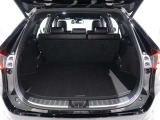 開口部の広いラゲージスペースは、ゴルフバックなどの荷物もラクラク積み込めます。