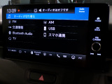 CD、DVD、Bluetooth、AM、FM、AUX、スマートフォン接続ができます。