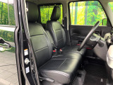 運転席まわりには十分なスペースがあり、大柄な方でもゆったり運転していただける環境です。