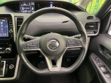 インテリアに合わせたデザインのステアリングは、運転される方のことも考え、運転しやすい形状、大きさです。是非一度、実際に触ってお確かめください。