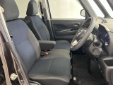 ゆったりと座れる運転席シートですのでストレスなく運転が出来ますよ!