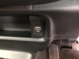 【充電用USBポート】スマホなどの充電に便利なUSBポートがついています!