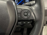 【ステアリングスイッチ】運転中に視線を前に向けたまま画面の操作できます。
