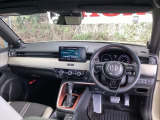 ご覧のように、視界が広く運転しやすいように設計されています。また、フルオートエアコンで快適です。