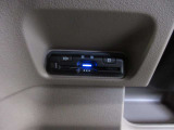 純正オプションで工賃込み34,210円の「ETC車載器 音声ガイドタイプ/アンテナ分離型」装着!。アンテナ部にスピーカーを内蔵。通行料金のほかETCカードの有効期限も音声でお知らせします。