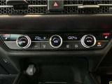 オートエアコンは左右席で独立温度コントロールが可能です。運転席はキンキンに冷やして助手席はマイルドにと言った設定が可能です☆暑さ寒さでケンカすることもなくなりますね♪