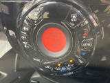 【オートエアコン】一度お好みの温度に設定すれば、車内の温度を検知し風量や温度を自動で調整。暑い&hellip;寒い&hellip;と何度もスイッチ操作をする必要はありません。快適な車内空間には必須の機能ですね♪