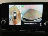 【パノラミックビューモニター】映像で、見づらい車両周辺の確認をアシスト。クルマを真上から見ているような映像を表示。 運転席から確認しにくい車両周囲の状況を把握。