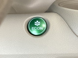 ECON モードをON にするとアクセルペダルの動きに対するエンジンの反応とエアコンの制御を切り換えることで、燃費のいい運転をするドライバーがペダルを踏んだ時と同じようにエンジンを制御します。