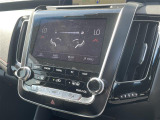 【左右独立温度コントロール式フルオートエアコン(DUAL/SYNC)】運転席側と助手席側でそれぞれ自由に温度設定ができ、快適な風量やモードなどを自動調整します!