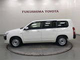 【まるごとクリーニング】シートを取り外し、車内を徹底洗浄。隅々まで丁寧に仕上げています。