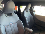 MINIのシートは体を包み込むようなデザインになっているので長時間運転しても疲れにくい設計です。