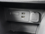 CD/DVD再生プレーヤーは装備されておりませんがフルセグTVチューナー、USB端子やブルートゥースオーディオは備えています。