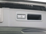 電動で開閉するパワーバックドア装備しています