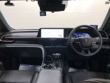 「アイランドアーキテクチャー」を活かし、運転席と助手席はアシンメトリーにコーディネーション!運転席側は運転に集中できるようブラックに統一!助手席側は様々な素材と配色をあしらい、くつろぎの空間に!