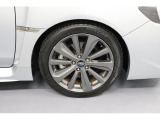 225/45R18タイヤ&アルミホイール。ハイパワーを受け止める18インチサイズで、足元の迫力も十分です。
