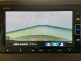 【バックカメラ】運転が苦手な方も車庫入れラクラクです!ギアをリバースに入れれば自動的に切り換わりますので、面倒な操作は不要です♪狭い駐車場もお車を傷つけず安心ですね!