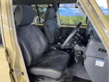 運転席まわりには十分なスペースがあり、大柄な方でもゆったり運転していただける環境です。