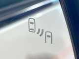 【ブラインドスポットモニター】走行中、ドアミラーの死角になりやすい箇所に後続車が接近するとサイドミラーのレンズに警告を表示!ドライバーに注意喚起をしてくれます。