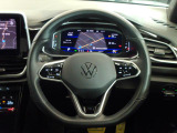 Volkswagen全車共通の上質な本革を使用した手触りのしっとりとしたステアリングです。唯一素肌が触れるハンドルは上位モデルと同じ握り心地になっております。