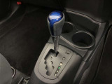 当店ではauも取り扱っております。お車と一緒にau携帯の機種変更も可能です♪また、自動車保険も取り扱っております。車の支払いと自動車保険の支払いをまとめてお支払い可能なプランもあります♪