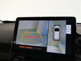 【全周囲モニター】車を上空から見下ろしたような映像をカーナビ画面に映し出し、車庫入れや縦列駐車をサポートしてくれます。