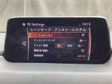 ハンドル操作をアシストすることにより車線からの逸脱回避を支援します。