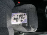 室内外はもちろん、シートを外してニオイの元となるフロアカーペットまで消臭・除菌を実施。中古車を気持ちよくお乗りいただけるクリーニングサービスです。詳細は販売店スタッフまでおたずねください。