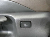 運転時の腰の負担を軽減してくれる電動ランバーサポート装着です。長距離ドライブの強い味方ですね。