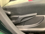 シートハイトアジャスターが付いているので運転姿勢を調整するのに便利ですね。身長に合ったシートポジションは安全運転や疲労軽減にもつながります。