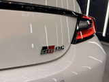 GR86エンブレムが、トヨタの本格スポーツモデルであることを主張。赤・黒・白を組み合わせたGRロゴが、白いボディに鮮やかなアクセントを加えている