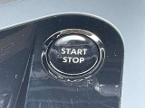 プッシュエンジンスターターです。キーを取り出すことなくブレーキペダルを踏みながらボタンを押すだけでエンジンが始動できます。