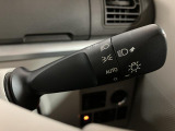 走行中に高架下やトンネルに侵入した場合、日が暮れてきた時に自動でヘッドライトが点灯してくるオートライト付き!つけ忘れや消し忘れも無く安心・安全ですよ♪