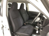 腰から背中をしっかり支える構造で、長時間の運転でも身体への負担が小さいフロントシート!乗り降りも頻繁に行われることを考慮し、着座ポイントも高めに設定。毎日の運転も快適です!