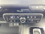 シンプルで使い易いエアコン操作パネル。運転席・助手席シートヒーターも装備。